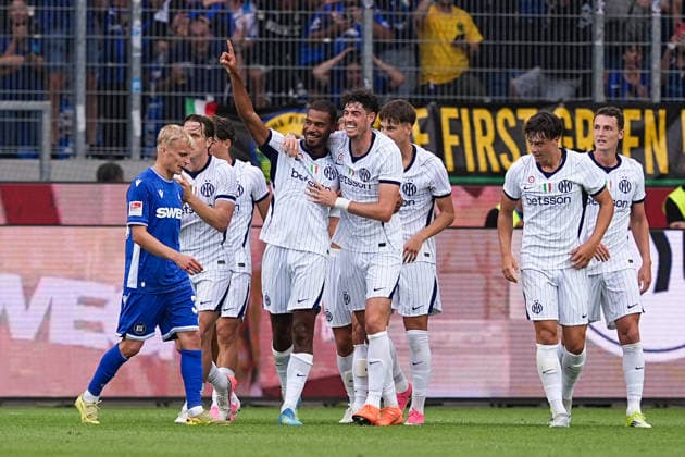 26.07.2026, xydrx, Fußball, Testspiel, Saisoneröffnung, Karlsruher SC - Inter Mailand, Saison 2026 2027, BBBank Wildpark: Torjubel nach dem Tor zum 2:1 für Inter Mailand durch Torschütze Andy Alune Diouf (Inter Mailand, 17) zusammen mit Alessandro Bastoni (Inter Mailand, 95) und Benjamin Jacques Marcel Pavard (Inter Mailand, 28) und Piotr Sebastian Zielinski (Inter Mailand, 7) DFB regulations prohibit any use of photographs as image sequences and or quasi-video. *** July 26, 2026, xydrx, soccer, exhibition match, season opener, Karlsruher SC vs. Inter Milan, 2026–2027 season, BBBank Wildpark: Celebration after Inter Milan’s 2–1 goal scored by Andy Alune Diouf, 17, along with Alessandro Bastoni (Inter Milan), 95, Benjamin Jacques Marcel Pavard (Inter Milan), 28, and Piotr Sebastian Zielinski (Inter Milan), 7. DFB regulations prohibit any use of photographs as image sequences and or quasi-video content. Copyright: HMBxMedia YannisxDreimann