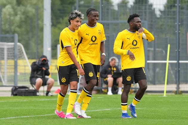 Sonntag, 26.07.2026 Saison 2026 2027 Testspiel, Freundschaftsspiel im BVB Fußballpark Hohenbuschei, Dortmund, Germany. BV Borussia Dortmund U23 - Jong FC Utrecht. Torjubel nach dem 4:0 durch Daniel Sumbu (BVB). Fadi Zarqelain (BVB), Mampasi-Joseph Boyamba (BVB) *** Sunday, July 26, 2026, 2026–2027 Season, Exhibition Match, Friendly Match at BVB Fußballpark Hohenbuschei, Dortmund, Germany BV Borussia Dortmund U23 vs. Jong FC Utrecht Celebration after the 4–0 goal by Daniel Sumbu (BVB), Fadi Zarqelain (BVB), and Mampasi Joseph Boyamba (BVB)