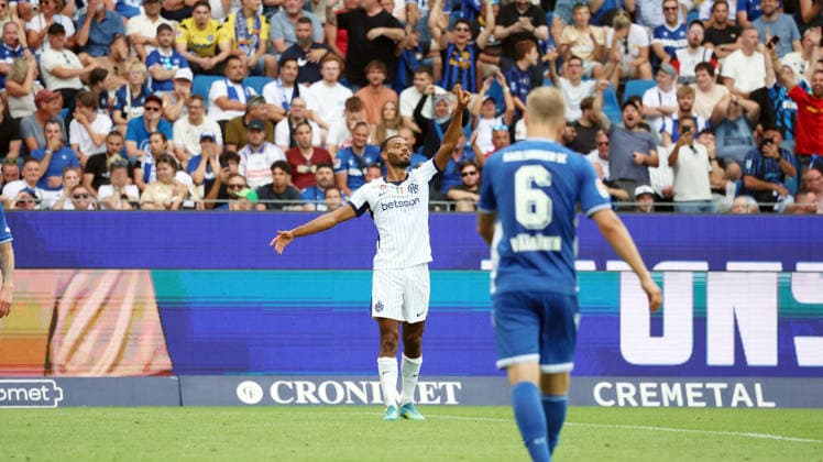 26.07.2026, xrekx, Fussball Testspiel, Karlsruher SC - Inter Mailand v.l. Torjubel nach dem Tor zum celebrating the goal celebrate 1:2 durch Andy Alune Diouf (Inter Mailand) (DFL DFB REGULATIONS PROHIBIT ANY USE OF PHOTOGRAPHS as IMAGE SEQUENCES and or QUASI-VIDEO) Karlsruhe *** July 26, 2026, xrekx, Soccer friendly match, Karlsruher SC vs. Inter Milan. Goal celebration after Andy Alune Diouf scores the 1-2 goal for Inter Milan. DFL, DFB regulations prohibit any use of photographs as image sequences and or quasi-video. Karlsruhe