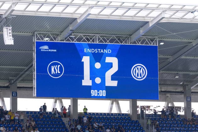 26.07.2026, xydrx, Fußball, Testspiel, Saisoneröffnung, Karlsruher SC - Inter Mailand, Saison 2026 2027, BBBank Wildpark: Anzeigetafel mit dem 1:2 Endstand DFB regulations prohibit any use of photographs as image sequences and or quasi-video. *** July 26, 2026, xydrx, soccer, exhibition match, season opener, Karlsruher SC vs. Inter Milan, 2026–2027 season, BBBank Wildpark scoreboard showing the final score of 1–2. DFB regulations prohibit any use of photographs as image sequences and or quasi-video. Copyright: HMBxMedia YannisxDreimann
