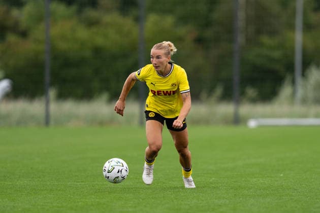 26.07.2026, GER Deutschland, Fussball, Saison 2026 2027, Testspiel zwischen Borussia Dortmund Frauen vs SC Heerenveen Vrouwen Ann-Sophie Vogel (Borussia Dortmund Frauen, 20) Einzelaktion; Ganzkörper Ganzkoerper ; Ball am Fuss; Dortmund BVB-Trainingsgelände Hohenbuschei Nordrhein Westfalen Deutschland *** July 26, 2026, GER Germany, Soccer, 2026–2027 season, Friendly match between Borussia Dortmund Women and SC Heerenveen Women; Ann Sophie Vogel, Borussia Dortmund Women, 20 individual moves, full body, ball at her feet, Dortmund BVB training facility, Hohenbuschei, North Rhine-Westphalia, Germany Copyright: xnordphotoxGmbHx xSchulzex