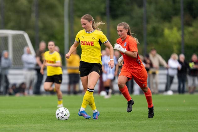 26.07.2026, GER Deutschland, Fussball, Saison 2026 2027, Testspiel zwischen Borussia Dortmund Frauen vs SC Heerenveen Vrouwen Annika Enderle (Borussia Dortmund Frauen, 19) Einzelaktion; Ganzkörper Ganzkoerper ; Ball am Fuss; Dortmund BVB-Trainingsgelände Hohenbuschei Nordrhein Westfalen Deutschland *** July 26, 2026, GER Germany, Soccer, 2026–2027 season, Friendly match between Borussia Dortmund Women and SC Heerenveen Women; Annika Enderle, Borussia Dortmund Women, 19, individual play, full body, ball at her feet, Dortmund BVB training facility, Hohenbuschei, North Rhine-Westphalia, Germany Copyright: xnordphotoxGmbHx xSchulzex