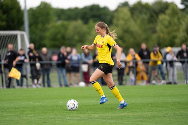 26.07.2026, GER Deutschland, Fussball, Saison 2026 2027, Testspiel zwischen Borussia Dortmund Frauen vs SC Heerenveen Vrouwen Annika Enderle (Borussia Dortmund Frauen, 19) Einzelaktion; Ganzkörper Ganzkoerper ; Ball am Fuss; Dortmund BVB-Trainingsgelände Hohenbuschei Nordrhein Westfalen Deutschland *** July 26, 2026, GER Germany, Soccer, 2026–2027 season, Friendly match between Borussia Dortmund Women and SC Heerenveen Women; Annika Enderle, Borussia Dortmund Women, 19, individual play, full body, ball at her feet, Dortmund BVB training facility, Hohenbuschei, North Rhine-Westphalia, Germany Copyright: xnordphotoxGmbHx xSchulzex