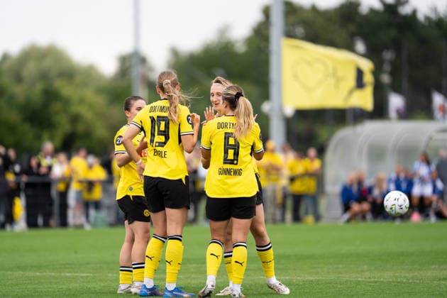 26.07.2026, GER Deutschland, Fussball, Saison 2026 2027, Testspiel zwischen Borussia Dortmund Frauen vs SC Heerenveen Vrouwen Torjubel Jubel ueber das Tor zum 3:1 durch Annika Enderle (Borussia Dortmund Frauen, 19) Noreen Günnewig (Borussia Dortmund Frauen, 8) Dortmund BVB-Trainingsgelände Hohenbuschei Nordrhein Westfalen Deutschland *** July 26, 2026, GER Germany, Soccer, 2026–2027 Season, Friendly match between Borussia Dortmund Women and SC Heerenveen Women; goal celebration; cheers for the 3–1 goal scored by Annika Enderle of Borussia Dortmund Women, 19; Noreen Günnewig of Borussia Dortmund Women, 8; Dortmund BVB training facility in Hohenbuschei, North Rhine-Westphalia, Germany Copyright: xnordphotoxGmbHx xSchulzex