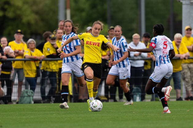 26.07.2026, GER Deutschland, Fussball, Saison 2026 2027, Testspiel zwischen Borussia Dortmund Frauen vs SC Heerenveen Vrouwen Jacqueline Meißner (Borussia Dortmund Frauen, 16) im Zweikampf Dortmund BVB-Trainingsgelände Hohenbuschei Nordrhein Westfalen Deutschland *** July 26, 2026, GER Germany, Soccer, 2026–2027 season, Friendly match between Borussia Dortmund Women and SC Heerenveen Women; Jacqueline Meißner of Borussia Dortmund Women, age 16, in a tackle; Dortmund BVB training facility in Hohenbuschei, North Rhine-Westphalia, Germany Copyright: xnordphotoxGmbHx xSchulzex