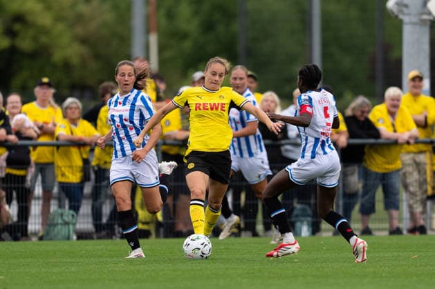 26.07.2026, GER Deutschland, Fussball, Saison 2026 2027, Testspiel zwischen Borussia Dortmund Frauen vs SC Heerenveen Vrouwen Jacqueline Meißner (Borussia Dortmund Frauen, 16) im Zweikampf Dortmund BVB-Trainingsgelände Hohenbuschei Nordrhein Westfalen Deutschland *** July 26, 2026, GER Germany, Soccer, 2026–2027 season, Friendly match between Borussia Dortmund Women and SC Heerenveen Women; Jacqueline Meißner of Borussia Dortmund Women, age 16, in a tackle; Dortmund BVB training facility in Hohenbuschei, North Rhine-Westphalia, Germany Copyright: xnordphotoxGmbHx xSchulzex