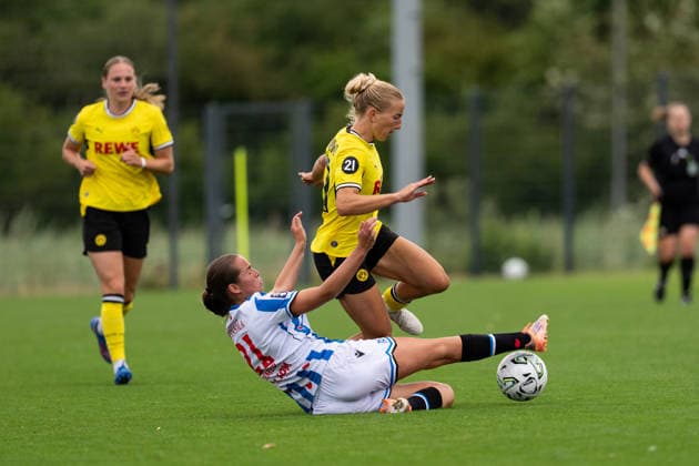 26.07.2026, GER Deutschland, Fussball, Saison 2026 2027, Testspiel zwischen Borussia Dortmund Frauen vs SC Heerenveen Vrouwen Ann-Sophie Vogel (Borussia Dortmund Frauen, 20) im Zweikampf Dortmund BVB-Trainingsgelände Hohenbuschei Nordrhein Westfalen Deutschland *** July 26, 2026, GER Germany, Soccer, 2026–2027 Season, Friendly Match between Borussia Dortmund Women and SC Heerenveen Women; Ann Sophie Vogel, Borussia Dortmund Women, age 20, in a tackle; Dortmund BVB Training Facility, Hohenbuschei, North Rhine-Westphalia, Germany Copyright: xnordphotoxGmbHx xSchulzex