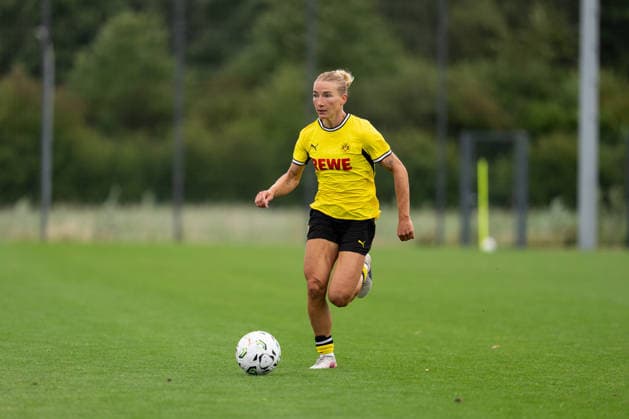 26.07.2026, GER Deutschland, Fussball, Saison 2026 2027, Testspiel zwischen Borussia Dortmund Frauen vs SC Heerenveen Vrouwen Ann-Sophie Vogel (Borussia Dortmund Frauen, 20) Einzelaktion; Ganzkörper Ganzkoerper ; Ball am Fuss; Dortmund BVB-Trainingsgelände Hohenbuschei Nordrhein Westfalen Deutschland *** July 26, 2026, GER Germany, Soccer, 2026–2027 season, Friendly match between Borussia Dortmund Women and SC Heerenveen Women; Ann Sophie Vogel, Borussia Dortmund Women, 20 individual moves, full body, ball at her feet, Dortmund BVB training facility, Hohenbuschei, North Rhine-Westphalia, Germany Copyright: xnordphotoxGmbHx xSchulzex