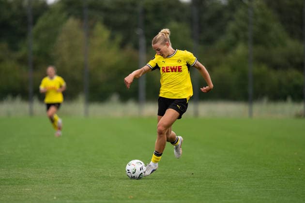 26.07.2026, GER Deutschland, Fussball, Saison 2026 2027, Testspiel zwischen Borussia Dortmund Frauen vs SC Heerenveen Vrouwen Ann-Sophie Vogel (Borussia Dortmund Frauen, 20) Einzelaktion; Ganzkörper Ganzkoerper ; Ball am Fuss; Dortmund BVB-Trainingsgelände Hohenbuschei Nordrhein Westfalen Deutschland *** July 26, 2026, GER Germany, Soccer, 2026–2027 season, Friendly match between Borussia Dortmund Women and SC Heerenveen Women; Ann Sophie Vogel, Borussia Dortmund Women, 20 individual moves, full body, ball at her feet, Dortmund BVB training facility, Hohenbuschei, North Rhine-Westphalia, Germany Copyright: xnordphotoxGmbHx xSchulzex