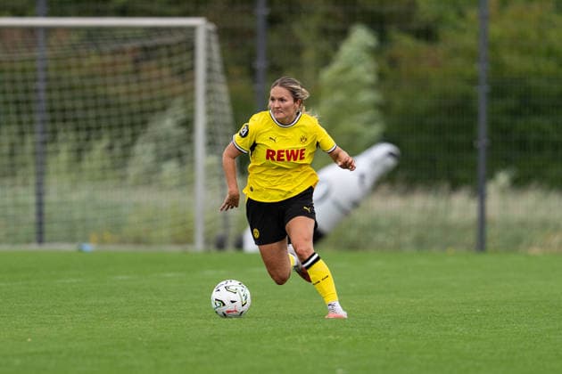 26.07.2026, GER Deutschland, Fussball, Saison 2026 2027, Testspiel zwischen Borussia Dortmund Frauen vs SC Heerenveen Vrouwen Noreen Günnewig (Borussia Dortmund Frauen, 8) Einzelaktion; Ganzkörper Ganzkoerper ; Ball am Fuss; Dortmund BVB-Trainingsgelände Hohenbuschei Nordrhein Westfalen Deutschland *** July 26, 2026, GER Germany, Soccer, 2026–2027 season, Friendly match between Borussia Dortmund Women and SC Heerenveen Women; Noreen Günnewig, Borussia Dortmund Women; 8 individual plays, full-body, ball at her feet; Dortmund BVB training facility, Hohenbuschei, North Rhine-Westphalia, Germany Copyright: xnordphotoxGmbHx xSchulzex