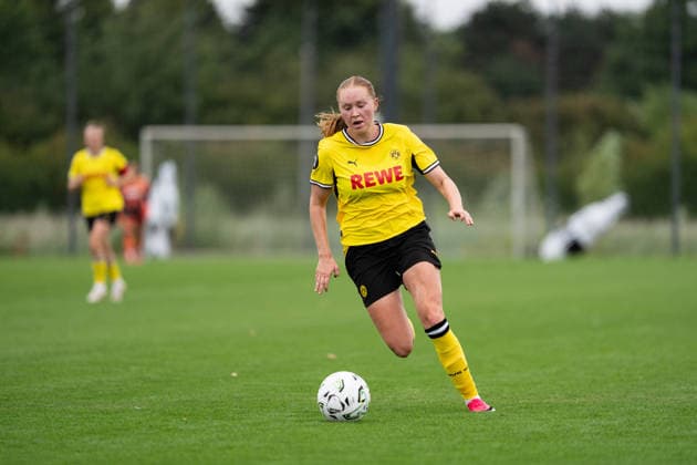 26.07.2026, GER Deutschland, Fussball, Saison 2026 2027, Testspiel zwischen Borussia Dortmund Frauen vs SC Heerenveen Vrouwen Ronja Leubner (Borussia Dortmund Frauen, 17) Einzelaktion; Ganzkörper Ganzkoerper ; Ball am Fuss; Dortmund BVB-Trainingsgelände Hohenbuschei Nordrhein Westfalen Deutschland *** July 26, 2026, GER Germany, Soccer, 2026–2027 season, Friendly match between Borussia Dortmund Women and SC Heerenveen Women; Ronja Leubner, Borussia Dortmund Women, 17, individual play, full body, ball at her feet, Dortmund BVB training facility, Hohenbuschei, North Rhine-Westphalia, Germany Copyright: xnordphotoxGmbHx xSchulzex