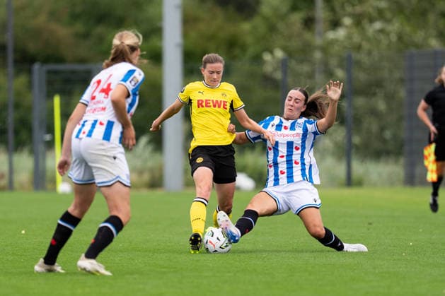 26.07.2026, GER Deutschland, Fussball, Saison 2026 2027, Testspiel zwischen Borussia Dortmund Frauen vs SC Heerenveen Vrouwen Lena Ostermeier (Borussia Dortmund Frauen, 18) im Zweikampf Dortmund BVB-Trainingsgelände Hohenbuschei Nordrhein Westfalen Deutschland *** July 26, 2026, GER Germany, Soccer, 2026–2027 season, Friendly match between Borussia Dortmund Women and SC Heerenveen Women; Lena Ostermeier of Borussia Dortmund Women, age 18, in a tackle; Dortmund BVB training facility in Hohenbuschei, North Rhine-Westphalia, Germany Copyright: xnordphotoxGmbHx xSchulzex