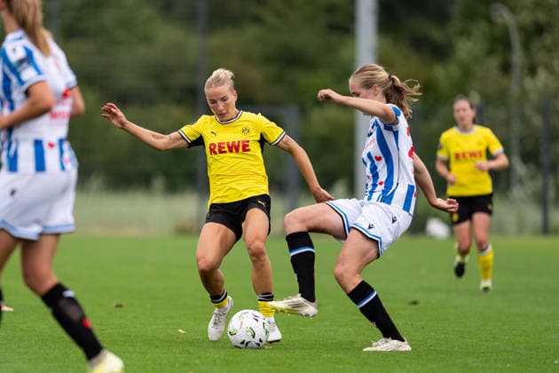 26.07.2026, GER Deutschland, Fussball, Saison 2026 2027, Testspiel zwischen Borussia Dortmund Frauen vs SC Heerenveen Vrouwen Ann-Sophie Vogel (Borussia Dortmund Frauen, 20) im Zweikampf Dortmund BVB-Trainingsgelände Hohenbuschei Nordrhein Westfalen Deutschland *** July 26, 2026, GER Germany, Soccer, 2026–2027 Season, Friendly Match between Borussia Dortmund Women and SC Heerenveen Women; Ann Sophie Vogel of Borussia Dortmund Women, age 20, in a tackle; Dortmund BVB Training Facility, Hohenbuschei, North Rhine-Westphalia, Germany Copyright: xnordphotoxGmbHx xSchulzex