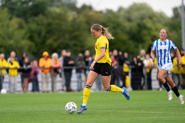 26.07.2026, GER Deutschland, Fussball, Saison 2026 2027, Testspiel zwischen Borussia Dortmund Frauen vs SC Heerenveen Vrouwen Annika Enderle (Borussia Dortmund Frauen, 19) Einzelaktion; Ganzkörper Ganzkoerper ; Ball am Fuss; Dortmund BVB-Trainingsgelände Hohenbuschei Nordrhein Westfalen Deutschland *** July 26, 2026, GER Germany, Soccer, 2026–2027 season, Friendly match between Borussia Dortmund Women and SC Heerenveen Women; Annika Enderle, Borussia Dortmund Women, 19, individual play, full body, ball at her feet, Dortmund BVB training facility, Hohenbuschei, North Rhine-Westphalia, Germany Copyright: xnordphotoxGmbHx xSchulzex