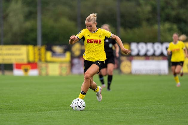 26.07.2026, GER Deutschland, Fussball, Saison 2026 2027, Testspiel zwischen Borussia Dortmund Frauen vs SC Heerenveen Vrouwen Ann-Sophie Vogel (Borussia Dortmund Frauen, 20) Einzelaktion; Ganzkörper Ganzkoerper ; Ball am Fuss; Dortmund BVB-Trainingsgelände Hohenbuschei Nordrhein Westfalen Deutschland *** July 26, 2026, GER Germany, Soccer, 2026–2027 season, Friendly match between Borussia Dortmund Women and SC Heerenveen Women; Ann Sophie Vogel, Borussia Dortmund Women, 20 individual moves, full body, ball at her feet, Dortmund BVB training facility, Hohenbuschei, North Rhine-Westphalia, Germany Copyright: xnordphotoxGmbHx xSchulzex
