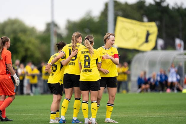 26.07.2026, GER Deutschland, Fussball, Saison 2026 2027, Testspiel zwischen Borussia Dortmund Frauen vs SC Heerenveen Vrouwen Torjubel Jubel ueber das Tor zum 3:1 durch Annika Enderle (Borussia Dortmund Frauen, 19) Noreen Günnewig (Borussia Dortmund Frauen, 8) Marina Scholz (Borussia Dortmund Frauen, 15) Paula Reimann (Borussia Dortmund Frauen, 13) Dortmund BVB-Trainingsgelände Hohenbuschei Nordrhein Westfalen Deutschland *** July 26, 2026, GER Germany, Soccer, 2026–2027 Season, Friendly match between Borussia Dortmund Women and SC Heerenveen Women. Goal celebration: Cheers after Annika Enderle of Borussia Dortmund Women scored the goal to make it 3–1, 19 Noreen Günnewig, Borussia Dortmund Women; 8 Marina Scholz, Borussia Dortmund Women; 15 Paula Reimann, Borussia Dortmund Women; 13 Dortmund BVB Training Facility Hohenbuschei, North Rhine-Westphalia, Germany Copyright: xnordphotoxGmbHx xSchulzex