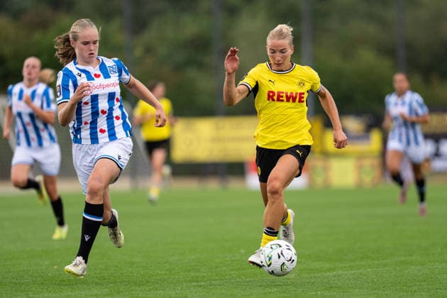 26.07.2026, GER Deutschland, Fussball, Saison 2026 2027, Testspiel zwischen Borussia Dortmund Frauen vs SC Heerenveen Vrouwen Ann-Sophie Vogel (Borussia Dortmund Frauen, 20) Einzelaktion; Ganzkörper Ganzkoerper ; Ball am Fuss; Dortmund BVB-Trainingsgelände Hohenbuschei Nordrhein Westfalen Deutschland *** July 26, 2026, GER Germany, Soccer, 2026–2027 season, Friendly match between Borussia Dortmund Women and SC Heerenveen Women; Ann Sophie Vogel, Borussia Dortmund Women, 20 individual moves, full body, ball at her feet, Dortmund BVB training facility, Hohenbuschei, North Rhine-Westphalia, Germany Copyright: xnordphotoxGmbHx xSchulzex