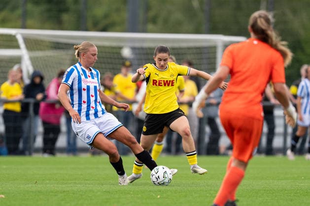 26.07.2026, GER Deutschland, Fussball, Saison 2026 2027, Testspiel zwischen Borussia Dortmund Frauen vs SC Heerenveen Vrouwen Marina Scholz (Borussia Dortmund Frauen, 15) im Zweikampf Dortmund BVB-Trainingsgelände Hohenbuschei Nordrhein Westfalen Deutschland *** July 26, 2026, GER Germany, Soccer, 2026–2027 Season, Friendly Match between Borussia Dortmund Women and SC Heerenveen Women; Marina Scholz of Borussia Dortmund Women, No. 15, in a tackle; Dortmund BVB Training Facility, Hohenbuschei, North Rhine-Westphalia, Germany Copyright: xnordphotoxGmbHx xSchulzex