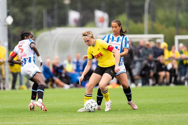 26.07.2026, GER Deutschland, Fussball, Saison 2026 2027, Testspiel zwischen Borussia Dortmund Frauen vs SC Heerenveen Vrouwen Paula Reimann (Borussia Dortmund Frauen, 13) im Zweikampf Dortmund BVB-Trainingsgelände Hohenbuschei Nordrhein Westfalen Deutschland *** July 26, 2026, GER Germany, Soccer, 2026–2027 season, Friendly match between Borussia Dortmund Women and SC Heerenveen Women; Paula Reimann, Borussia Dortmund Women, No. 13 in a tackle; Dortmund BVB Training Ground, Hohenbuschei, North Rhine-Westphalia, Germany Copyright: xnordphotoxGmbHx xSchulzex