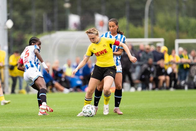 26.07.2026, GER Deutschland, Fussball, Saison 2026 2027, Testspiel zwischen Borussia Dortmund Frauen vs SC Heerenveen Vrouwen Paula Reimann (Borussia Dortmund Frauen, 13) im Zweikampf Dortmund BVB-Trainingsgelände Hohenbuschei Nordrhein Westfalen Deutschland *** July 26, 2026, GER Germany, Soccer, 2026–2027 season, Friendly match between Borussia Dortmund Women and SC Heerenveen Women; Paula Reimann, Borussia Dortmund Women, No. 13 in a tackle; Dortmund BVB Training Ground, Hohenbuschei, North Rhine-Westphalia, Germany Copyright: xnordphotoxGmbHx xSchulzex