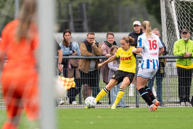 26.07.2026, GER Deutschland, Fussball, Saison 2026 2027, Testspiel zwischen Borussia Dortmund Frauen vs SC Heerenveen Vrouwen Jacqueline Meißner (Borussia Dortmund Frauen, 16) im Zweikampf Dortmund BVB-Trainingsgelände Hohenbuschei Nordrhein Westfalen Deutschland *** July 26, 2026, GER Germany, Soccer, 2026–2027 season, Friendly match between Borussia Dortmund Women and SC Heerenveen Women; Jacqueline Meißner of Borussia Dortmund Women, age 16, in a tackle; Dortmund BVB training facility in Hohenbuschei, North Rhine-Westphalia, Germany Copyright: xnordphotoxGmbHx xSchulzex