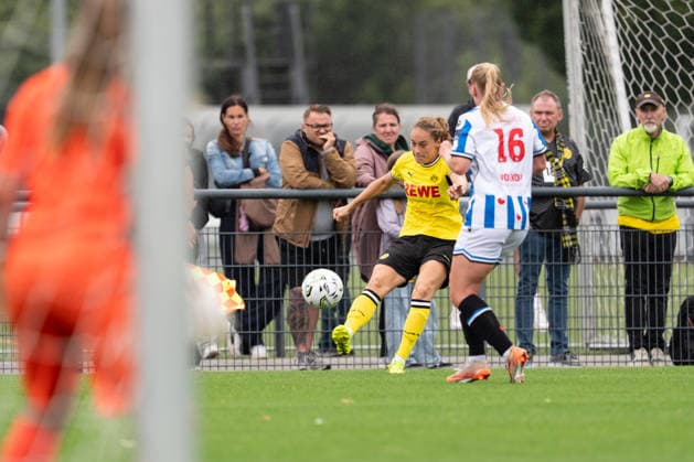 26.07.2026, GER Deutschland, Fussball, Saison 2026 2027, Testspiel zwischen Borussia Dortmund Frauen vs SC Heerenveen Vrouwen Jacqueline Meißner (Borussia Dortmund Frauen, 16) im Zweikampf Dortmund BVB-Trainingsgelände Hohenbuschei Nordrhein Westfalen Deutschland *** July 26, 2026, GER Germany, Soccer, 2026–2027 season, Friendly match between Borussia Dortmund Women and SC Heerenveen Women; Jacqueline Meißner of Borussia Dortmund Women, age 16, in a tackle; Dortmund BVB training facility in Hohenbuschei, North Rhine-Westphalia, Germany Copyright: xnordphotoxGmbHx xSchulzex