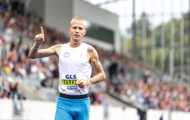 Deutsche Leichtathletik-Meisterschaften; Bochum-Wattenscheid, 26.07.2026 Fingerzeig: Robert Farken (SG Motor Gohlis-Nord Leipzig) wird Deutscher Meister über 1500m der Männer; Deutsche Leichtathletik-Meisterschaften am 26.07.2026 im Lohrheidestadion in Bochum-Wattenscheid (Nordrhein-Westfalen). *** German Track and Field Championships, Bochum-Wattenscheid, July 26, 2026: Robert Farken of SG Motor Gohlis Nord Leipzig is crowned German champion in the men’s 1,500 meters at the German Track and Field Championships on July 26, 2026, at Lohrheidestadion in Bochum-Wattenscheid, North Rhine-Westphalia Copyright: xBEAUTIFULxSPORTS R.xSchmittx