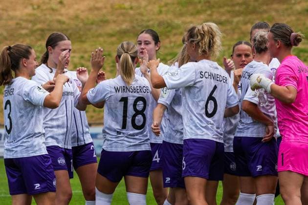 Frauenfussball in Essen ** NUR FÜR REDAKTIONELLE ZWECKE ** EDITORIAL USE ONLY **<p>Die Spielerinnen der SGS Essen vor dem Spiel gegen FC Twente am 26.7. 2036 im Stadion Uhlenkrug, Am Uhlenkrug 40. Für Twente steht keine Aufstellung zur Verfügung. Michael Gohl FUNKE Foto Services< p> Deutschland Nordrhein-Westfalen Essen Copyright: MichaelxGohl *** Women s Soccer in Essen ** FOR EDITORIAL PURPOSES ONLY ** EDITORIAL USE ONLY ** p The SGS Essen players before their match against FC Twente on July 26, 2036, at Uhlenkrug Stadium, Am Uhlenkrug 40. No lineup is available for Twente. Michael Gohl, FUNKE Photo Services p Sports Germany North Rhine-Westphalia Essen. Copyright MichaelxGohl Copyright: MichaelxGohl doc86vxfe1ej7ms9dxieg ,EDITORIAL USE ONLY