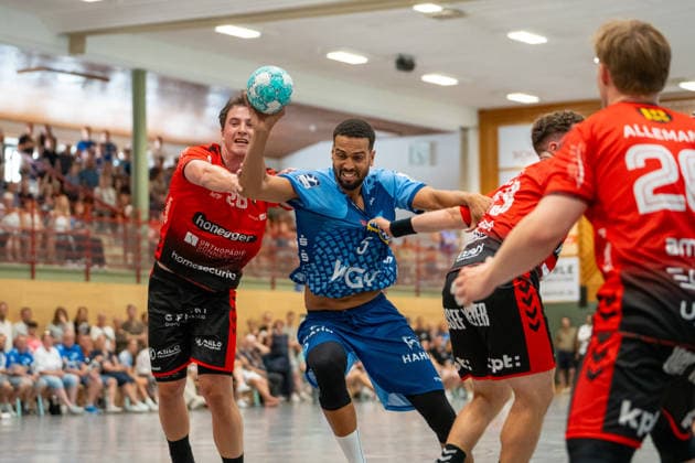 Handball I Herren I Saison 2026-2027 I Testspiel I TVB Stuttgart - BSV Bern I 26.07.2026 Philipp Ahouansou (5, TVB Stuttgart) mit Ball Gemeindehalle Bittenfeld Waiblingen Baden-Württemberg Deutschland *** Handball I Men I 2026–2027 Season I Friendly Match I TVB Stuttgart vs. BSV Bern I July 26, 2026 Philipp Ahouansou 5, TVB Stuttgart with the ball at the Bittenfeld Community Hall, Waiblingen, Baden-Württemberg, Germany Copyright: xLobeca MaxxPetershansx