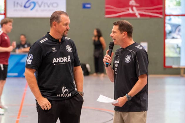 Handball I Herren I Saison 2026-2027 I Testspiel I TVB Stuttgart - BSV Bern I 26.07.2026 Misha Kaufmann (Trainer, TVB Stuttgart) im Interview bei Daniel Räuchle Gemeindehalle Bittenfeld Waiblingen Baden-Württemberg Deutschland *** Handball I Men I 2026–2027 Season I Friendly Match I TVB Stuttgart vs. BSV Bern I July 26, 2026 Misha Kaufmann, Coach of TVB Stuttgart, in an interview with Daniel Räuchle at the Bittenfeld Community Hall, Waiblingen, Baden-Württemberg, Germany Copyright: xLobeca MaxxPetershansx