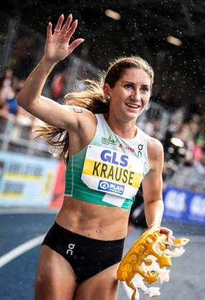Deutsche Leichtathletik-Meisterschaften; Bochum-Wattenscheid, 26.07.2026 Siegerin mit Krone: Gesa Felicitas Krause (Silvesterlauf Trier) auf der Ehrenrunde nach ihrem Titelgewinn über 3000m Hindernis der Frauen; Deutsche Leichtathletik-Meisterschaften am 26.07.2026 im Lohrheidestadion in Bochum-Wattenscheid (Nordrhein-Westfalen). *** German Track and Field Championships, Bochum-Wattenscheid, July 26, 2026: Winner Gesa Felicitas Krause, wearing a crown, takes the victory lap at the Trier New Year’s Eve Run after winning the women’s 3,000-meter steeplechase title at the German Track and Field Championships on July 26, 2026, at the LohrheidStadium in Bochum-Wattenscheid, North Rhine-Westphalia Copyright: xBEAUTIFULxSPORTS R.xSchmittx