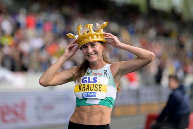 Siegerin KRAUSE Gesa Felicitas (1.Platz), mit einer Krone auf dem Kopf auf der Ehrenrunde. Finale 3000m Hürden der Frauen, am 26.07.2026 Leichtathletik Deutschen Meisterschaften vom 25.07.- 26.07.2026 in Bochum-Wattenscheid Deutschland. Lohrheidestadion *** Winner: Gesa Felicitas KRAUSE, 1st place, wearing a crown during the victory lap in the women’s 3000-meter hurdles final, on July 26, 2026, at the German Track and Field Championships held July 25–26, 2026, in Bochum-Wattenscheid, Germany, at Lohrheidestadion