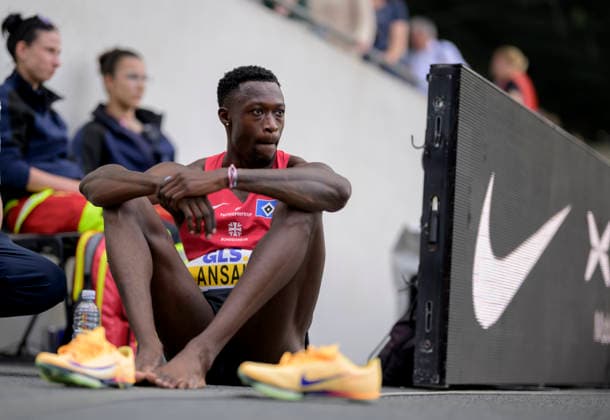 Sieger ANSAH Owen (1.Platz) nach dem Lauf ohne Schuhe am Boden. Finale 200m der Männer, am 26.07.2026 Leichtathletik Deutschen Meisterschaften vom 25.07.- 26.07.2026 in Bochum-Wattenscheid Deutschland. Lohrheidestadion *** Winner ANSAH Owen, 1st place after running barefoot in the men s 200m final, on July 26, 2026, at the German Track and Field Championships held July 25–26, 2026, in Bochum-Wattenscheid, Germany, at Lohrheidestadion