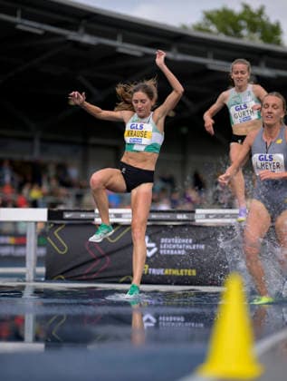 Siegerin KRAUSE Gesa Felicitas (1.Platz), Aktion am Wassergraben, r. MEYER Lea (3.Platz), GÜRTH Olivia m. (2.Platz) Finale 3000m Hürden der Frauen, am 26.07.2026 Leichtathletik Deutschen Meisterschaften vom 25.07.- 26.07.2026 in Bochum-Wattenscheid Deutschland. Lohrheidestadion *** Winner: KRAUSE, Gesa Felicitas, 1st place; event at the Wassergraben; r MEYER, Lea, 3rd place; GÜRTH, Olivia (m), 2nd place in the women’s 3000m hurdles final on July 26, 2026, at the German Track and Field Championships held July 25–26, 2026, in Bochum-Wattenscheid, Germany, at Lohrheidestadion