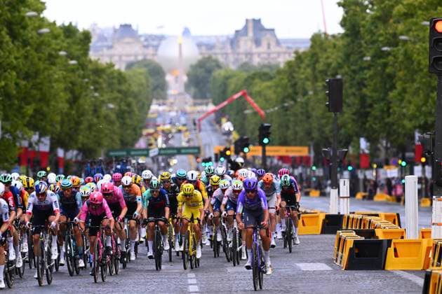 Tour de France 2026 Stage 21 PARIS CHAMPS-ELYSEES, FRANCE - JULY 26 : illustration picture peloton during stage 21 of the 113rd edition of Tour de France an UCI World Tour 2.UWT cycling road race stage for Men Elite of 130 km with start in Thoiry and finish in Paris Champs-Elysees on July 26, 2026 in Paris Champs-Elysees, France, 26 07 2026 Paris Champs-Elysees France  Copyright: xGvgx