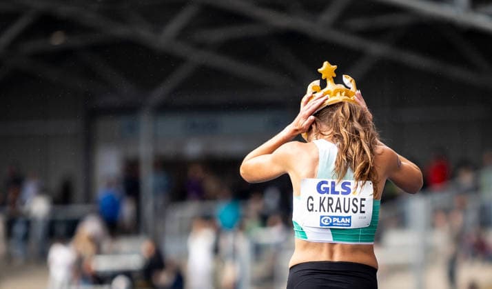 Deutsche Leichtathletik-Meisterschaften; Bochum-Wattenscheid, 26.07.2026 Auf der Ehrenrunde mit Krone: Gesa Felicitas Krause (Silvesterlauf Trier) nach ihrem Titelgewinn über 3000m Hindernis der Frauen; Deutsche Leichtathletik-Meisterschaften am 26.07.2026 im Lohrheidestadion in Bochum-Wattenscheid (Nordrhein-Westfalen). *** German Track and Field Championships, Bochum-Wattenscheid, July 26, 2026: Gesa Felicitas Krause, wearing a crown, takes the victory lap at the Trier New Year’s Eve Run after winning the women’s 3,000-meter steeplechase title at the German Track and Field Championships on July 26, 2026, at Lohrheidestadion in Bochum-Wattenscheid, North Rhine-Westphalia Copyright: xBEAUTIFULxSPORTS R.xSchmittx