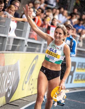 Deutsche Leichtathletik-Meisterschaften; Bochum-Wattenscheid, 26.07.2026 Siegerin mit Krone: Gesa Felicitas Krause (Silvesterlauf Trier) auf der Ehrenrunde nach ihrem Titelgewinn über 3000m Hindernis der Frauen; Deutsche Leichtathletik-Meisterschaften am 26.07.2026 im Lohrheidestadion in Bochum-Wattenscheid (Nordrhein-Westfalen). *** German Track and Field Championships, Bochum-Wattenscheid, July 26, 2026: Winner Gesa Felicitas Krause, wearing a crown, takes the victory lap at the Trier New Year’s Eve Run after winning the women’s 3,000-meter steeplechase title at the German Track and Field Championships on July 26, 2026, at the LohrheidStadium in Bochum-Wattenscheid, North Rhine-Westphalia Copyright: xBEAUTIFULxSPORTS R.xSchmittx