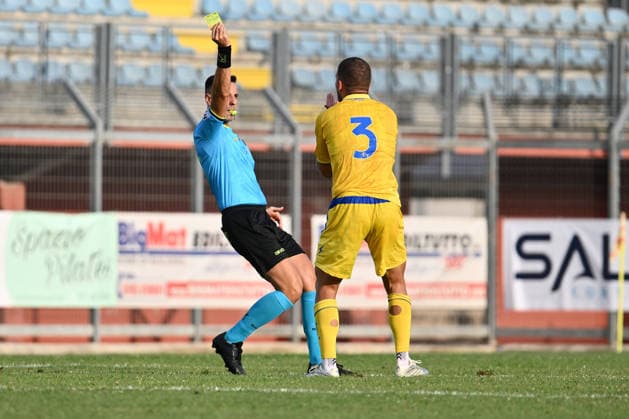 IPA87020578 - Referee Leonardo Di Mario cautions Gabriele Calvani of Frosinone Calcio during a preseason friendly match between Frosinone Calcio and Ascoli Calcio 1898 at the Manlio Scopigno Central Italy Stadium on July 26, 2026, in Rieti, Italy.  Copyright: xDomenicoxCippitelli IPAxSportx xx 87020578