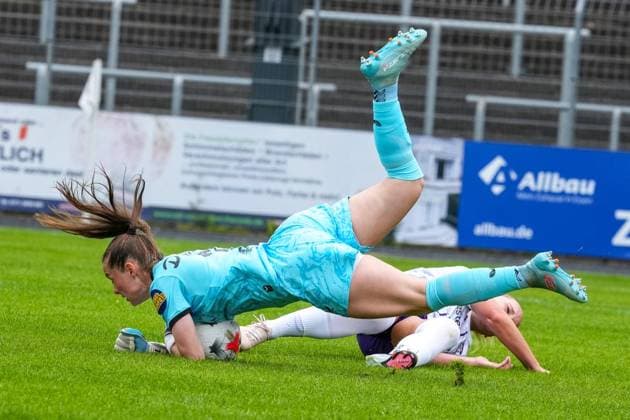 Frauenfussball in Essen ** NUR FÜR REDAKTIONELLE ZWECKE ** EDITORIAL USE ONLY **<p>Anna Maria Wirnsberger im Spiel gegen den FC Twente am 26.7. 2026 im Stadion Uhlenkrug, Am Uhlenkrug 40. Für Twente steht keine Aufstellung zur Verfügung. Michael Gohl FUNKE Foto Services< p> Deutschland Nordrhein-Westfalen Essen Copyright: MichaelxGohl *** Women s Soccer in Essen ** FOR EDITORIAL PURPOSES ONLY ** EDITORIAL USE ONLY ** p Anna Maria Wirnsberger during the match against FC Twente on July 26, 2026, at Uhlenkrug Stadium, Am Uhlenkrug 40. No lineup is available for Twente. Michael Gohl, FUNKE Photo Services p Sports, Germany, North Rhine-Westphalia, Essen. Copyright MichaelxGohl Copyright: MichaelxGohl doc86vy0oii3iftn2ar5e ,EDITORIAL USE ONLY