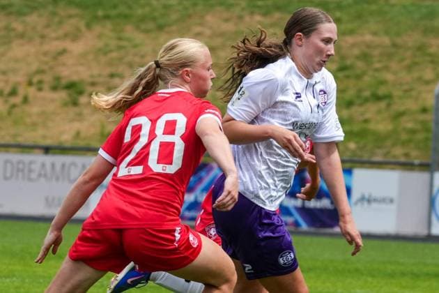 Frauenfussball in Essen ** NUR FÜR REDAKTIONELLE ZWECKE ** EDITORIAL USE ONLY **<p>Laura Bröring im Spiel gegen den FC Twente am 26.7. 2026 im Stadion Uhlenkrug, Am Uhlenkrug 40. Für Twente steht keine Aufstellung zur Verfügung. Michael Gohl FUNKE Foto Services< p> Deutschland Nordrhein-Westfalen Essen Copyright: MichaelxGohl *** Women s Soccer in Essen ** FOR EDITORIAL USE ONLY ** EDITORIAL USE ONLY ** p Laura Bröring during the match against FC Twente on July 26, 2026, at Uhlenkrug Stadium, Am Uhlenkrug 40. No lineup is available for Twente. Michael Gohl, FUNKE Photo Services p Sports, Germany, North Rhine-Westphalia, Essen. Copyright MichaelxGohl Copyright: MichaelxGohl doc86vy0qcyxdj1go8xfp3k ,EDITORIAL USE ONLY