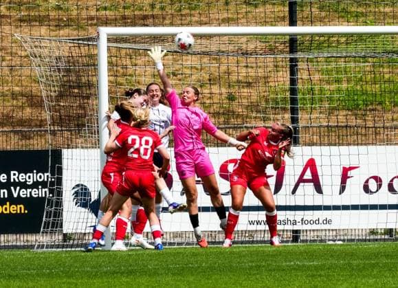 Frauenfussball in Essen ** NUR FÜR REDAKTIONELLE ZWECKE ** EDITORIAL USE ONLY **<p>Kim Lea Sindermann im Spiel gegen den FC Twente am 26.7. 2026 im Stadion Uhlenkrug, Am Uhlenkrug 40. Für Twente steht keine Aufstellung zur Verfügung. Michael Gohl FUNKE Foto Services< p> Deutschland Nordrhein-Westfalen Essen Copyright: MichaelxGohl *** Women s Soccer in Essen ** FOR EDITORIAL PURPOSES ONLY ** EDITORIAL USE ONLY ** p Kim Lea Sindermann during the match against FC Twente on July 26, 2026, at Uhlenkrug Stadium, Am Uhlenkrug 40 No lineup is available for Twente Michael Gohl FUNKE Photo Services p Sports Germany North Rhine-Westphalia Essen Copyright MichaelxGohl Copyright: MichaelxGohl doc86vy0rc4ozs1ks6xaicf ,EDITORIAL USE ONLY