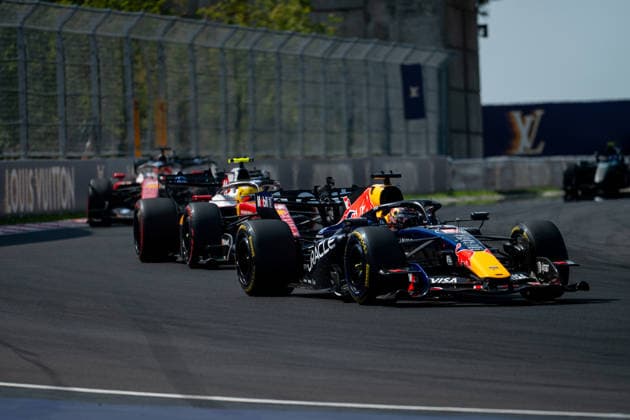 Max Verstappen ( Oracle Red Bull Racing, Niederlande, 03 ) im RB22 vor Lewis Hamilton ( Scuderia Ferrari HP, Großbritannien, 44 ) im SF-26, HUN, Formel 1 Weltmeisterschaft, Grand Prix von Ungarn, Hungaroring Budapest, Rennen, Saison 2026, 26.07.2026 HUN, Formel 1 Weltmeisterschaft, Grand Prix von Ungarn, Hungaroring Budapest, Rennen, Saison 2026, 26.07.2026 Budapest *** Max Verstappen, Oracle Red Bull Racing, Netherlands, No. 03 in the RB22, ahead of Lewis Hamilton, Scuderia Ferrari HP, Great Britain, No. 44 in the SF 26, HUN, Formula 1 World Championship, Hungarian Grand Prix, Hungaroring, Budapest, Race, 2026 Season, July 26, 2026, HUN, Formula 1 World Championship, Hungarian Grand Prix, Hungaroring, Budapest, Race, 2026 Season, July 26, 2026, Budapest Copyright: xEibner-Pressefoto Memmlerx EP_MMR