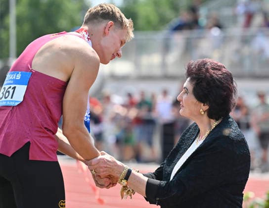 Mistrovstvi CR v atletice, 26. cervence 2026, Plzen. Helena Fibingerova blahopreje vitezum. (CTKxPhoto MiroslavxChaloupka) CTKPhotoP2026072604476  CTKPhotoP2026072604476