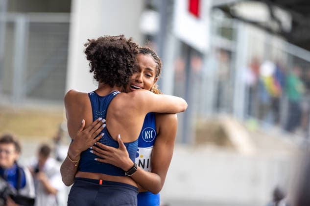 Deutsche Leichtathletik-Meisterschaften; Bochum-Wattenscheid, 26.07.2026 Malaika Mihambo (LG Kurpfalz) umarmt Weitsprung-Siegerin Mikaelle Assani (Karlsruher SC) nach ihrem letzten Sprung; Deutsche Leichtathletik-Meisterschaften am 26.07.2026 im Lohrheidestadion in Bochum-Wattenscheid (Nordrhein-Westfalen). *** German Track and Field Championships, Bochum-Wattenscheid, July 26, 2026: Malaika Mihambo of LG Kurpfalz hugs long jump champion Mikaelle Assani of Karlsruher SC after her final jump at the German Track and Field Championships on July 26, 2026, at Lohrheidestadion in Bochum-Wattenscheid NorthNorth Rhine-Westphalia Copyright: xBEAUTIFULxSPORTS R.xSchmittx