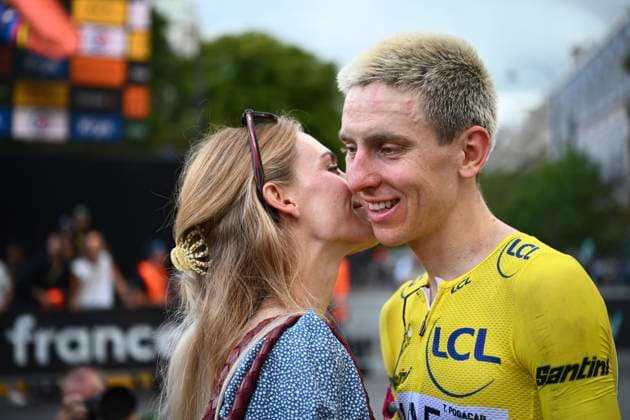 Tour de France 2026 Stage 21 PARIS CHAMPS-ELYSEES, FRANCE - JULY 26 : Pogacar Tadej (SLO) of UAE Team Emirates - XRG and Zigart Urska (SVN) girlfriend of Tadej Pogacar during stage 21 of the 113rd edition of Tour de France an UCI World Tour 2.UWT cycling road race stage for Men Elite of 130 km with start in Thoiry and finish in Paris Champs-Elysees on July 26, 2026 in Paris Champs-Elysees, France, 26 07 2026 Paris Champs-Elysees France  Copyright: xGvgx
