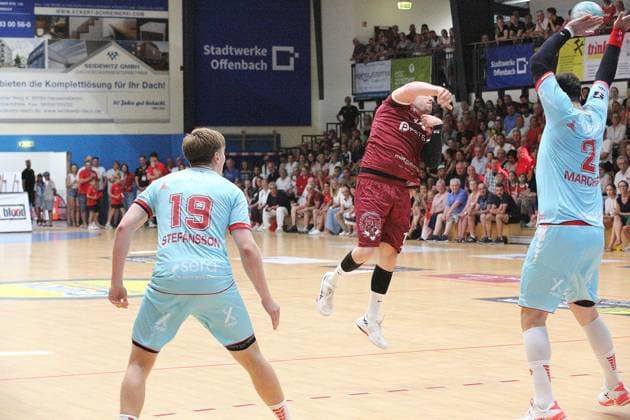 26-07.2026 xmgoodx Offenbach, Handball Männer - 125 Jahre OFC Jubliäumsspiel OFC Kickers gegen MT Melsungen Tor zum 1:0 durch Arras, Phil (OFC) *** July 26, 2026 xmgoodx Offenbach, Men s Handball: OFC s 125th Anniversary Match—OFC Kickers vs. MT Melsungen; Goal for the 1–0 lead scored by Arras, Phil (OFC)