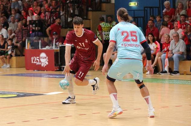 26-07.2026 xmgoodx Offenbach, Handball Männer - 125 Jahre OFC Jubliäumsspiel OFC Kickers gegen MT Melsungen Hofmann, Gero (OFC) gegen Olle Forsell Schefvert (25, MT Melsungen) *** July 26, 2026 xmgoodx Offenbach, Men s Handball: OFC s 125th Anniversary Match—OFC Kickers vs. MT Melsungen; Gero Hofmann (OFC) vs. Olle Forsell Schefvert (25, MT Melsungen)