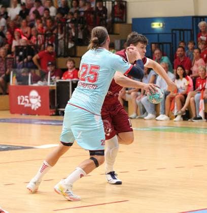 26-07.2026 xmgoodx Offenbach, Handball Männer - 125 Jahre OFC Jubliäumsspiel OFC Kickers gegen MT Melsungen Hofmann, Gero(OFC) gegen Olle Forsell Schefvert (25, MT Melsungen) *** July 26, 2026 xmgoodx Offenbach, Men s Handball: OFC s 125th Anniversary Match—OFC Kickers vs. MT Melsungen; Gero Hofmann (OFC) vs. Olle Forsell Schefvert (25, MT Melsungen)