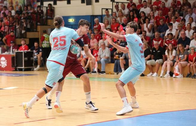 26-07.2026 xmgoodx Offenbach, Handball Männer - 125 Jahre OFC Jubliäumsspiel OFC Kickers gegen MT Melsungen Hofmann, Gero (OFC) gegen Olle Forsell Schefvert (25, MT Melsungen) und Lino Duketis (34, MT Meslsungen) *** July 26, 2026 xmgoodx Offenbach, Men’s Handball: OFC’s 125th Anniversary Match—OFC Kickers vs. MT Melsungen; Gero Hofmann (OFC) vs. Olle Forsell Schefvert (25, MT Melsungen) and Lino Duketis (34), MT Melsungen