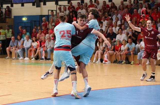 26-07.2026 xmgoodx Offenbach, Handball Männer - 125 Jahre OFC Jubliäumsspiel OFC Kickers gegen MT Melsungen Hofmann, Gero (OFC) gegen Olle Forsell Schefvert (25, MT Melsungen) und Lino Duketis (34, MT Meslsungen) *** July 26, 2026 xmgoodx Offenbach, Men’s Handball: OFC’s 125th Anniversary Match—OFC Kickers vs. MT Melsungen; Gero Hofmann (OFC) vs. Olle Forsell Schefvert (25, MT Melsungen) and Lino Duketis (34), MT Melsungen